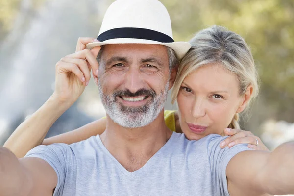 Ältere Paare Machen Selfie Freien — Stockfoto