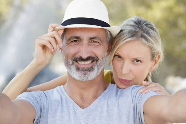 Madura Casal Tomando Selfie Livre — Fotografia de Stock