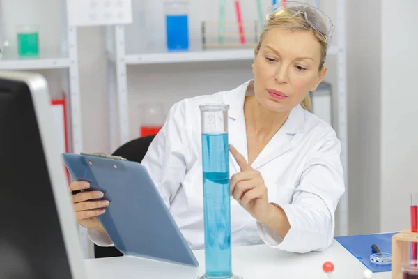 Vrouwelijke Wetenschapper Vrouw Het Lab — Stockfoto