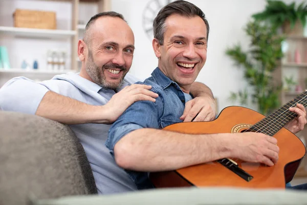 Liefdevol Gay Paar Rusten Bed Thuis — Stockfoto