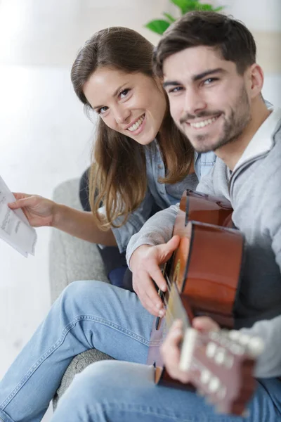 若いカップルがギターを弾き — ストック写真