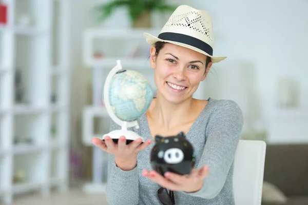 Mujer Poniendo Dinero Ahorros Para Viajar —  Fotos de Stock