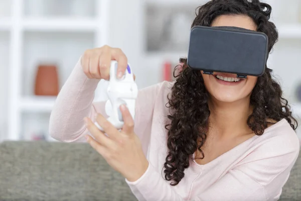 Šťastná Žena Virtuální Realitou Sluchátka Joystick — Stock fotografie