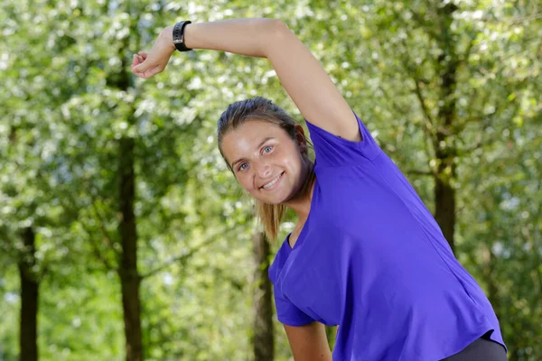 Vrouw Doen Kant Buigen Buiten — Stockfoto