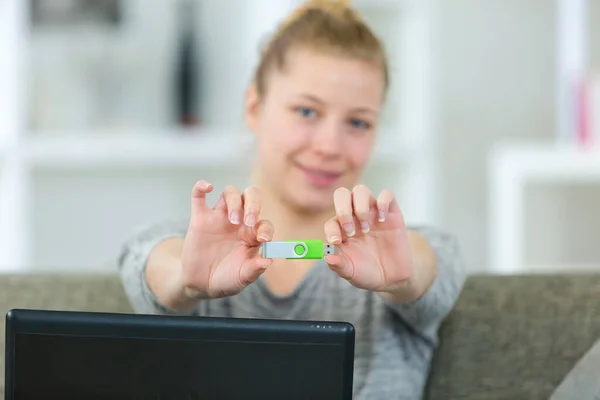 Frau Hält Flash Laufwerk Hoch — Stockfoto