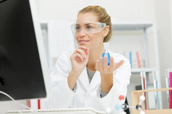 Vrouw Onderzoeker Zoek Naar Resultaten Computer — Stockfoto