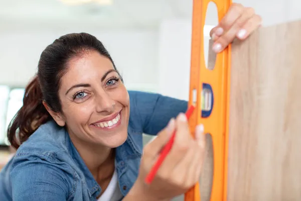 Trabalhador Construção Feminino Verificando Nível Parede — Fotografia de Stock