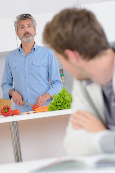 Junger Mann Steht Unter Prüfungsdruck — Stockfoto