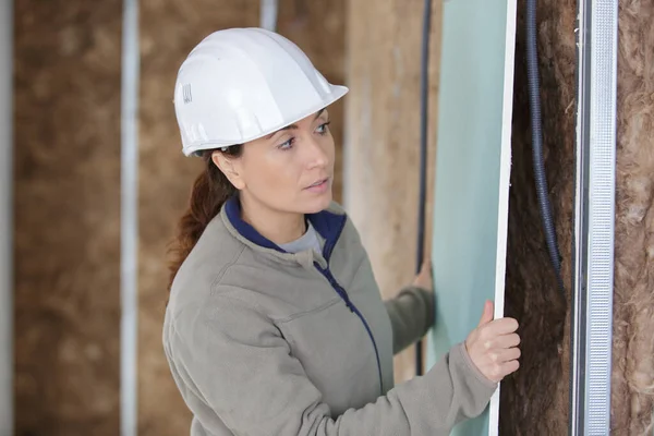 Mujer Constructora Revets Paneles Madera Para Una Fachada Paredes —  Fotos de Stock