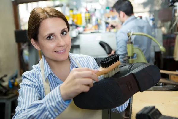 Vrouw Werkend Een Schoen Vervaardiging Winkel — Stockfoto