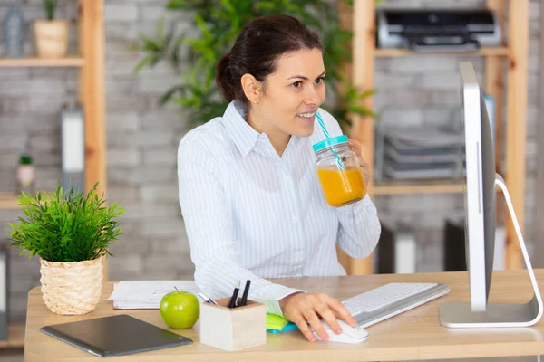 Ευτυχισμένη Υγιής Γυναίκα Πίνει Χυμό Πορτοκάλι Στη Δουλειά — Φωτογραφία Αρχείου