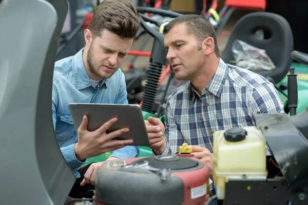 Twee Werknemers Een Industriële Fabriek Met Een Tablet — Stockfoto