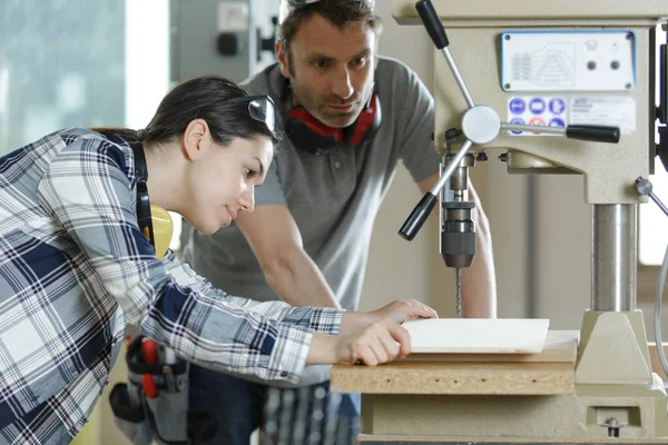 Jeunes Techniciens Travaillant Sur Une Perceuse Piliers Dans Atelier — Photo