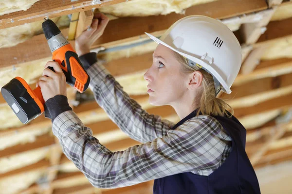 Constructeur Féminin Sérieux Avec Outil Forage — Photo