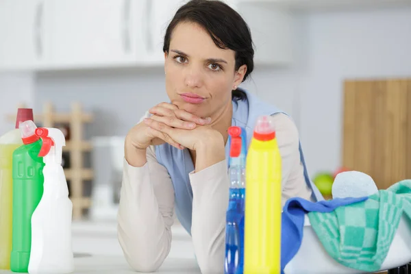 Portrait Housewife Next Cleaning Products — Stock Photo, Image