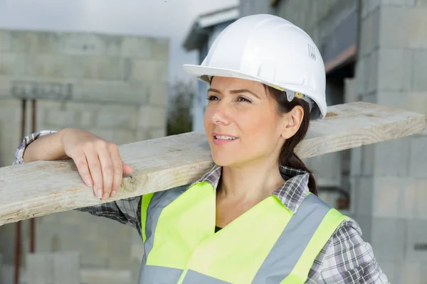 Constructor Aprendiz Femenina Que Lleva Madera Sitio — Foto de Stock