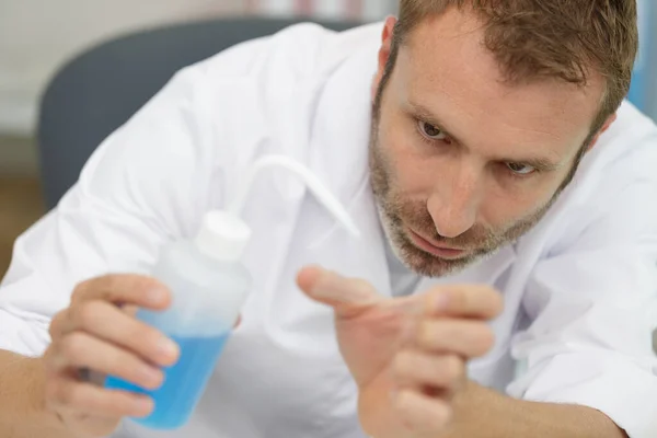 Pleasant Concentrated Lab Worker Making Experiment — Stock Photo, Image