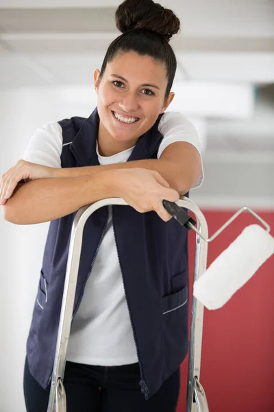 Gelukkig Glimlachende Vrouw Staan Een Ladder Schilderen Muren — Stockfoto