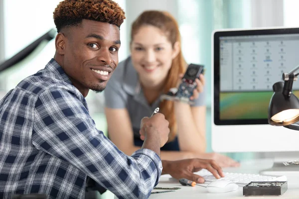 Formación Estudiantes Alegres Para Electrónica — Foto de Stock