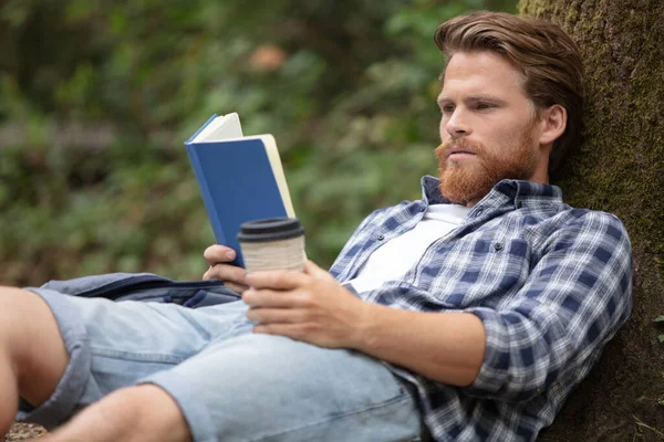 Młody Człowiek Czytający Książkę Parku — Zdjęcie stockowe