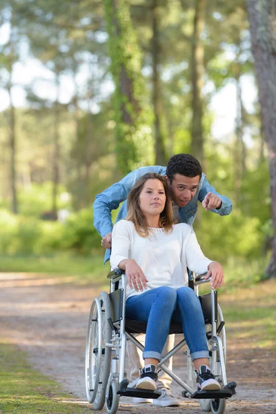 Marito Passeggiando Con Moglie Sulla Sedia Rotelle — Foto Stock