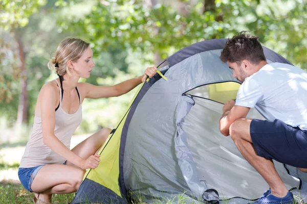 Молодые Отдыхающие Устанавливают Палатку Лесу — стоковое фото