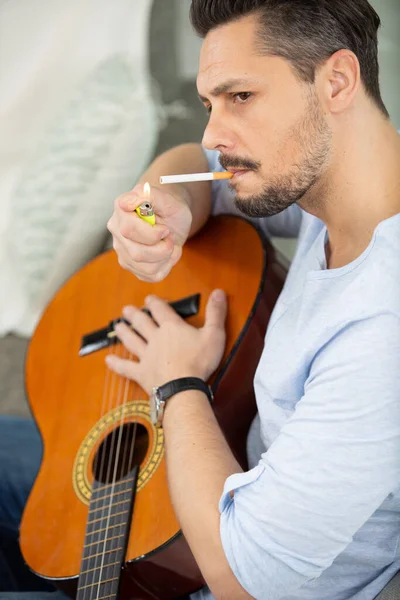 Hombre Fumando Mientras Toca Guitarra — Foto de Stock