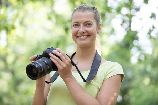 Ung Kvinna Fotografering Utomhus Med Dslr — Stockfoto