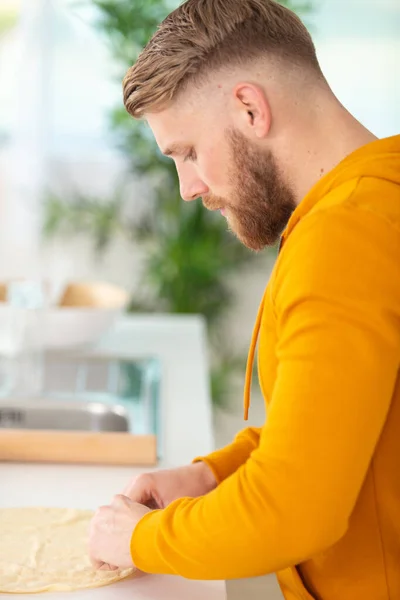 Cuoco Preparare Pasta Cruda Pizza Fatto Mano — Foto Stock