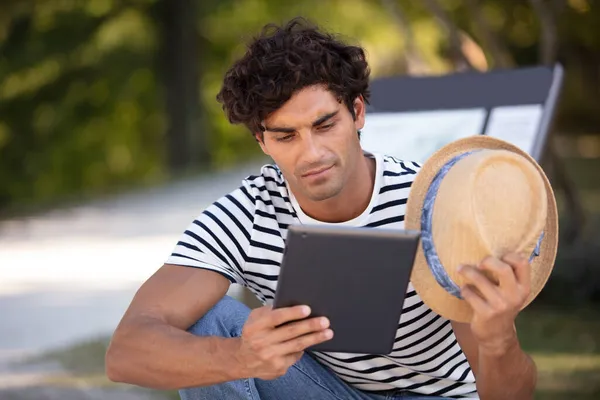 Man Outdoors Holding Sunhat Digital Tablet — Stock Photo, Image