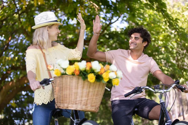 Lyckligt Par Gör Inga High Five — Stockfoto