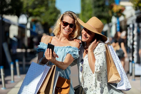 Όμορφα Κορίτσια Γυαλιά Ηλίου Κρατούν Τσάντες Για Ψώνια — Φωτογραφία Αρχείου