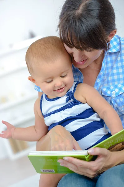Einem Baby Ein Buch Vorlesen — Stockfoto