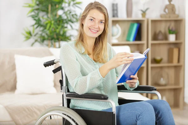 Jonge Gehandicapte Vrouw Rolstoel Met Boek — Stockfoto