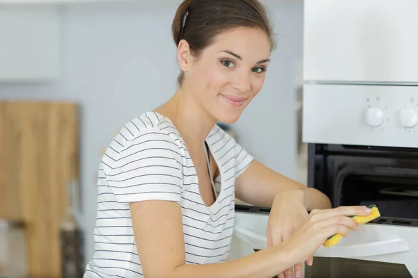 Uma Mulher Limpando Forno — Fotografia de Stock