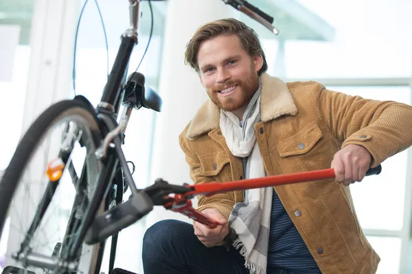 Ευτυχισμένος Άνθρωπος Προσπαθεί Κλέψει Ένα Ποδήλατο — Φωτογραφία Αρχείου