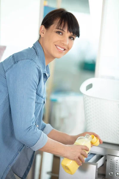 Vrouw Gieten Stof Ontharder Wasmachine Lade — Stockfoto