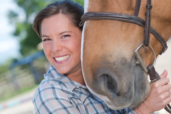 Een Vrouwelijke Ruiter Haar Paard — Stockfoto