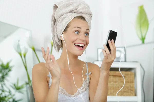 Ευχαριστημένη Γυναίκα Λευκή Πετσέτα Στο Κεφάλι Χρησιμοποιώντας Τηλέφωνό Της — Φωτογραφία Αρχείου