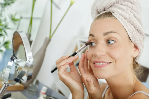 Mujer Aplicando Sombra Ojos Color Base Brillante —  Fotos de Stock