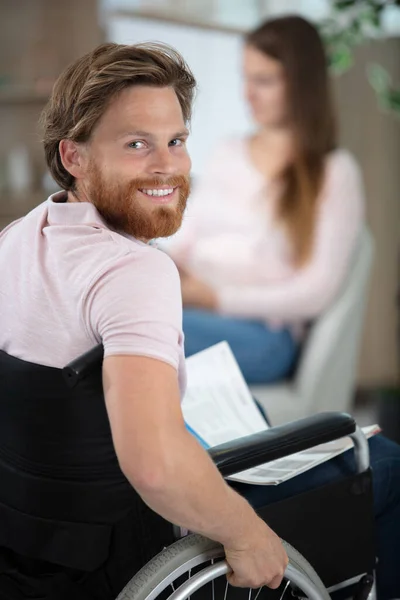 Jeune Homme Barbu Dans Fauteuil Roulant Souriant — Photo