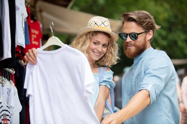 Paar Zoek Naar Kleding Een Zomer Straat Markt — Stockfoto