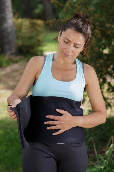 Mujer Poniendo Una Faja — Foto de Stock