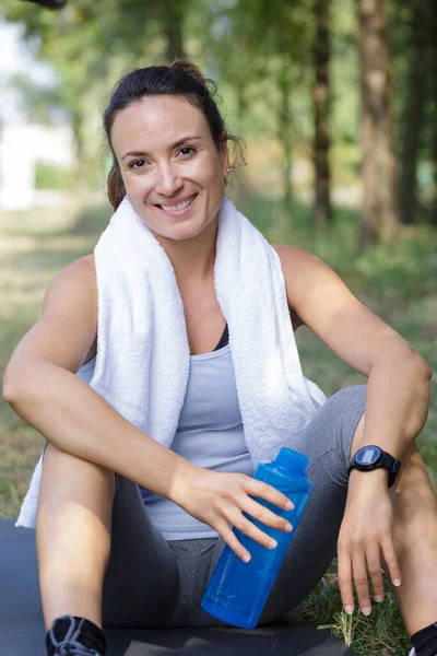 Müde Glückliche Frau Blickt Die Kamera — Stockfoto