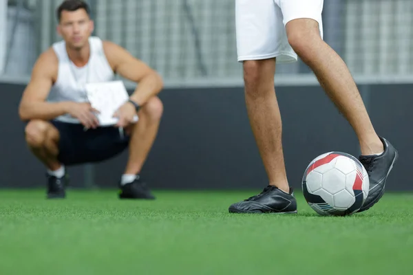 Treinador Assistindo Futebol Jogador Praticar Habilidades Bola — Fotografia de Stock