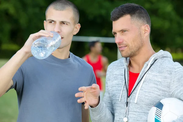 Joueur Football Boire Eau Pendant Les Pauses — Photo