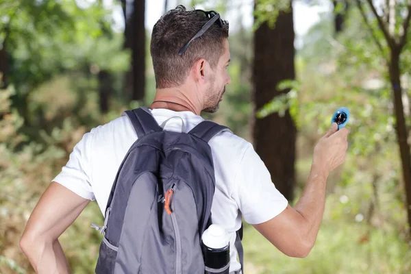 Caminhante Homem Usando Gps Para Posicionamento Montanha — Fotografia de Stock