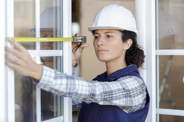 Una Donna Costruttore Finestra Misura — Foto Stock