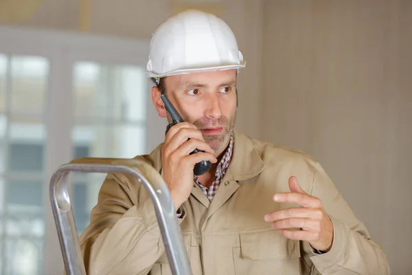 Trabalhador Construção Masculino Usando Walkie Talkie — Fotografia de Stock