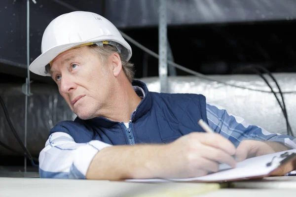 Builder Checking List Clipboard Construction Site — Stock Photo, Image